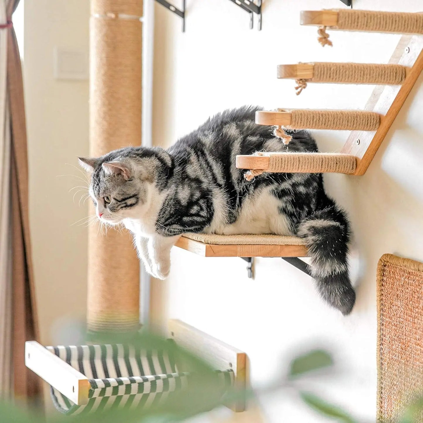Solid wood cat climbing frame is wear-resistant and does not fall debris. It occupies an area of small sisal pads, cat pads one